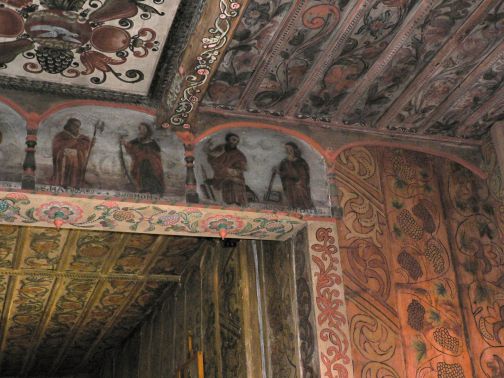 Interiér dřevěného kostela ve Slavoňově