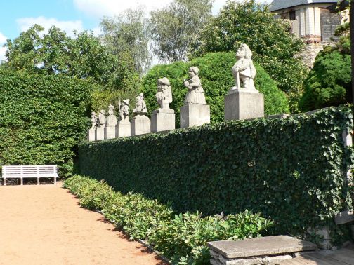 "Theatron" mit Steinfiguren aus dem Zwergenkabinett“