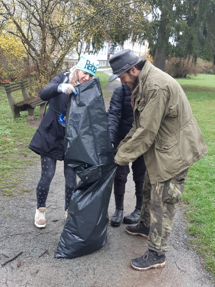 Úklid v parku u Husova sboru