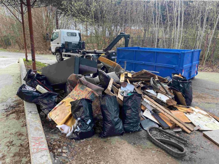 Nasbíraný odpad v areálu bývalých kasáren