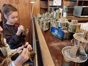 Výroba zákopových svíček na Metuji