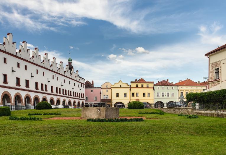 Vlaštovčí ocásky a východní strana náměstí Vlaštovčí ocásky a východní strana náměstí